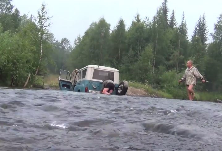 УАЗ 469 — утонул. Вытаскивали лебедками. Вода залила весь кузов. — УАЗ ...