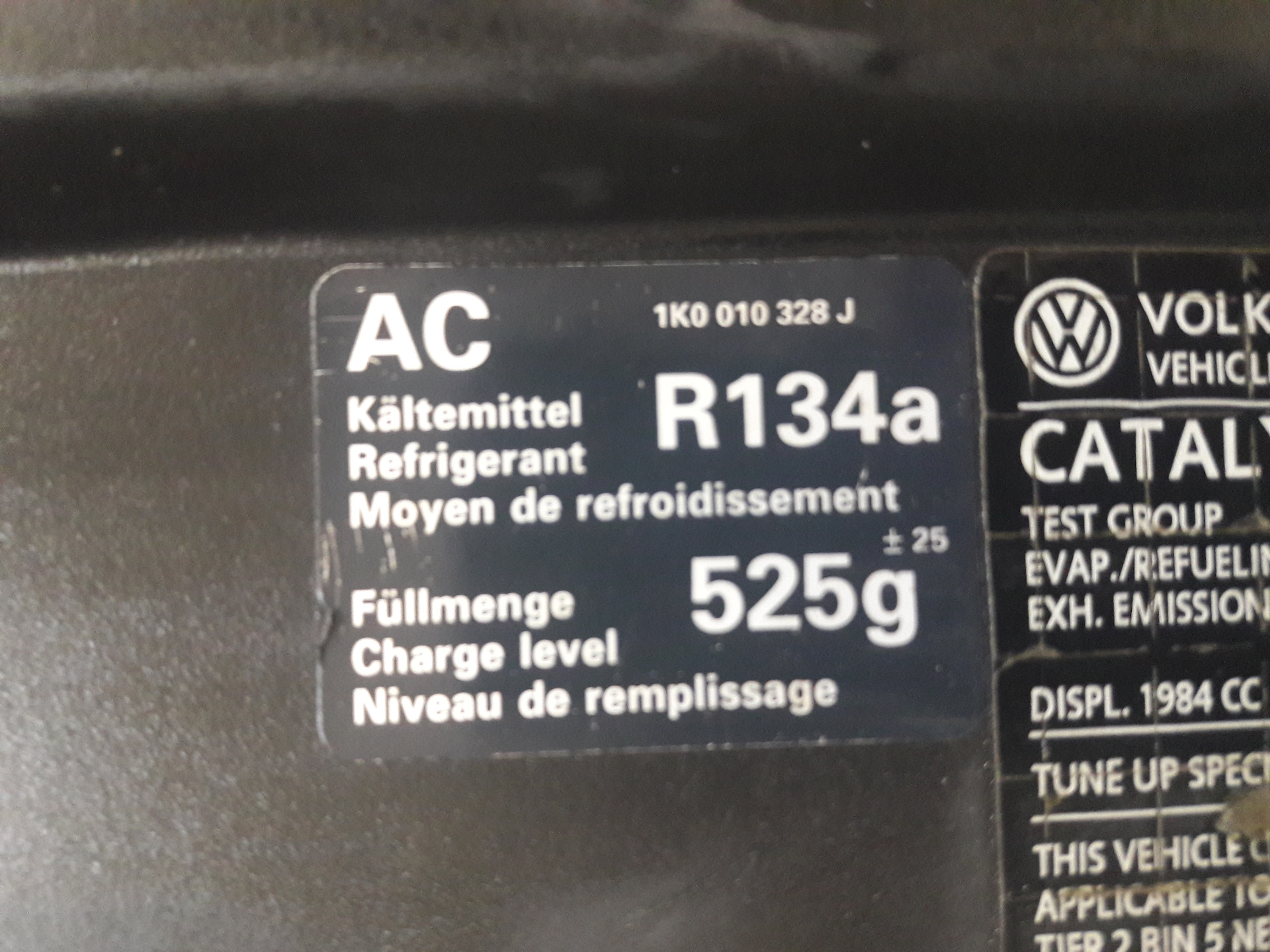Количество фреона туарег. Фольксваген Джетта объем фреона. Пассат б5 объем фреона в кондиционер. Табличка хладагента VW. Марка фреона для кондиционера Фольксваген Крафтер.