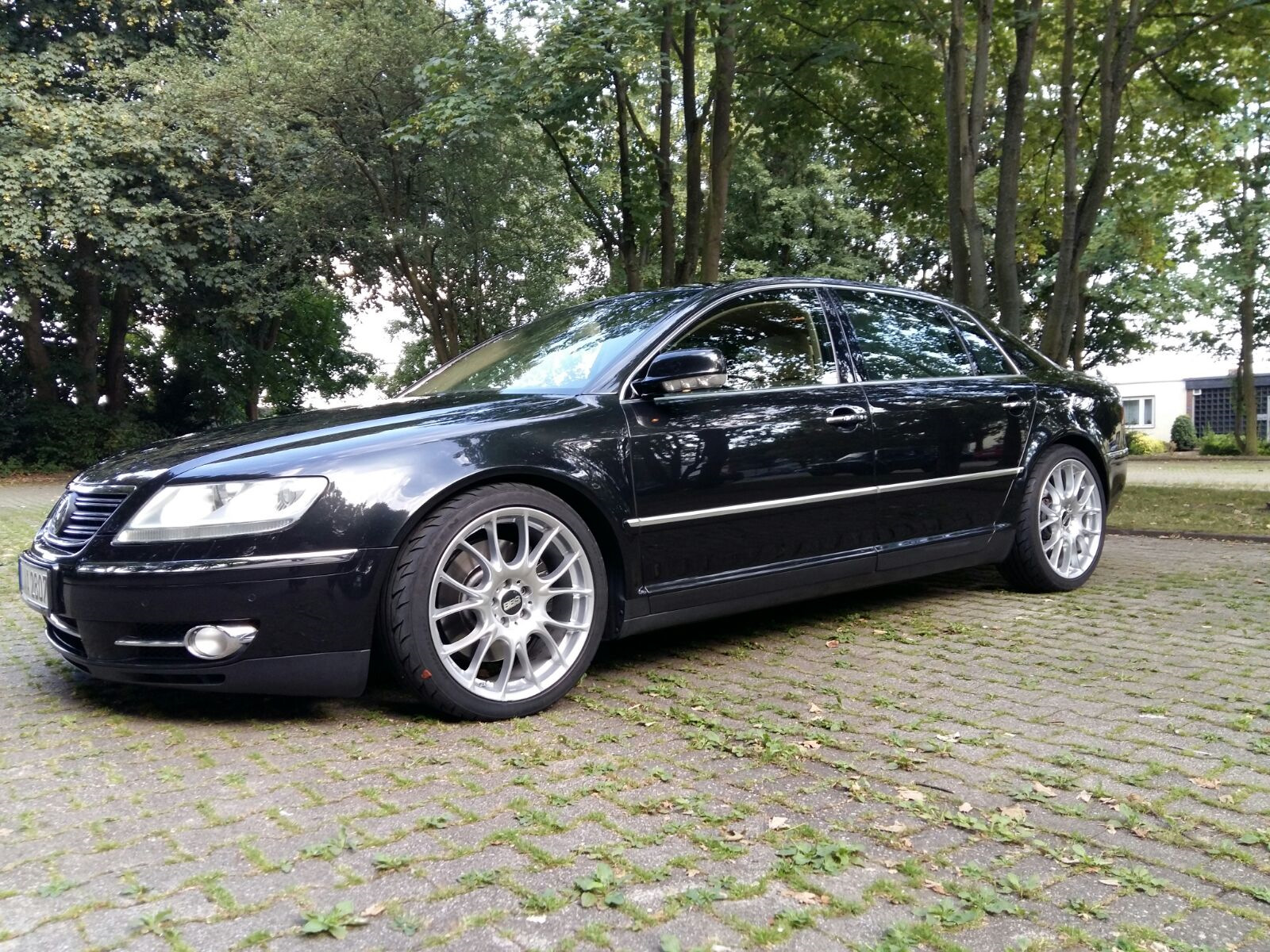 Volkswagen Phaeton на черном фоне