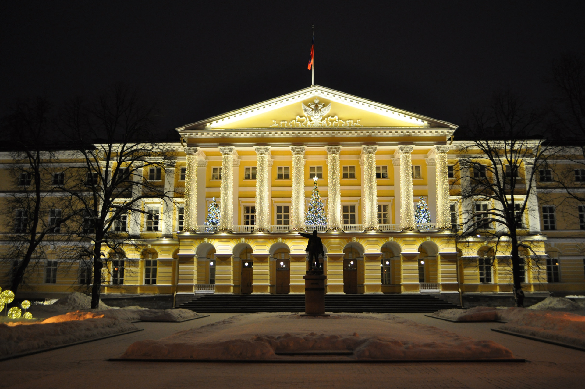 Под жестяными крышами обшарпанных домов