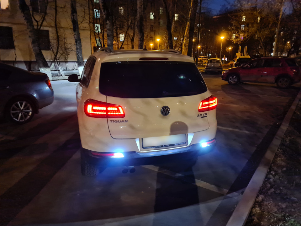 VW Tiguan задний ход. Фонари заднего хода Tiguan. Тигуан 2 задний ход. Тигуан лампа заднего хода.