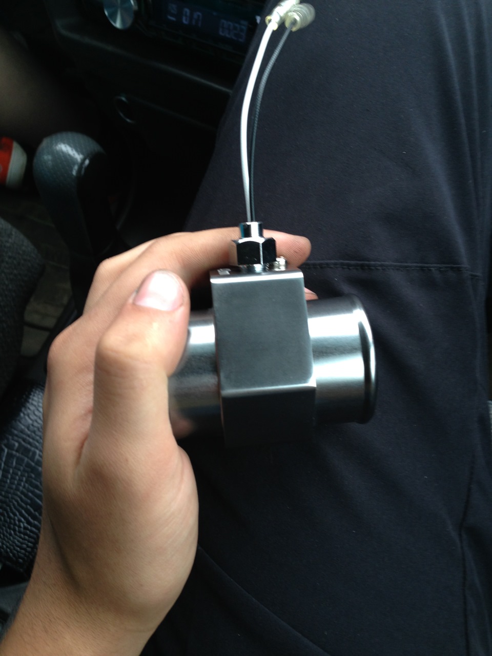 Тюнинг крышки ож ваз. Установка дополнительного датчика. Установка дополнительного датчика. Подключение датчика давления масла defi. Установка дополнительного датчика.