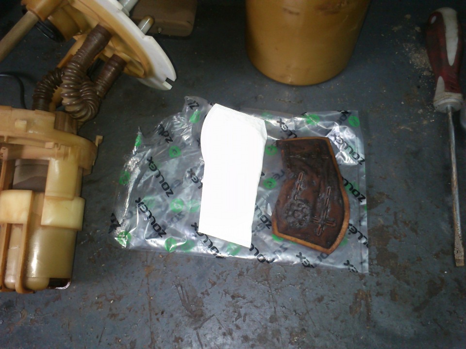 Замена сетки в бензонасосе. Вот такое у нас топливо! — Chevrolet Aveo ...