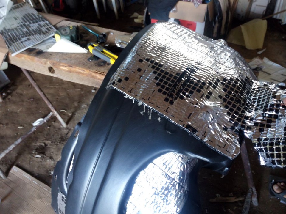 Шумоизоляция пластиковых подкрылков. Шумоизоляция подкрылок ваз 2107. 2107 шумоизоляция локеров. Виброизоляция подкрылков. Мойка подкрылок автомобиля.