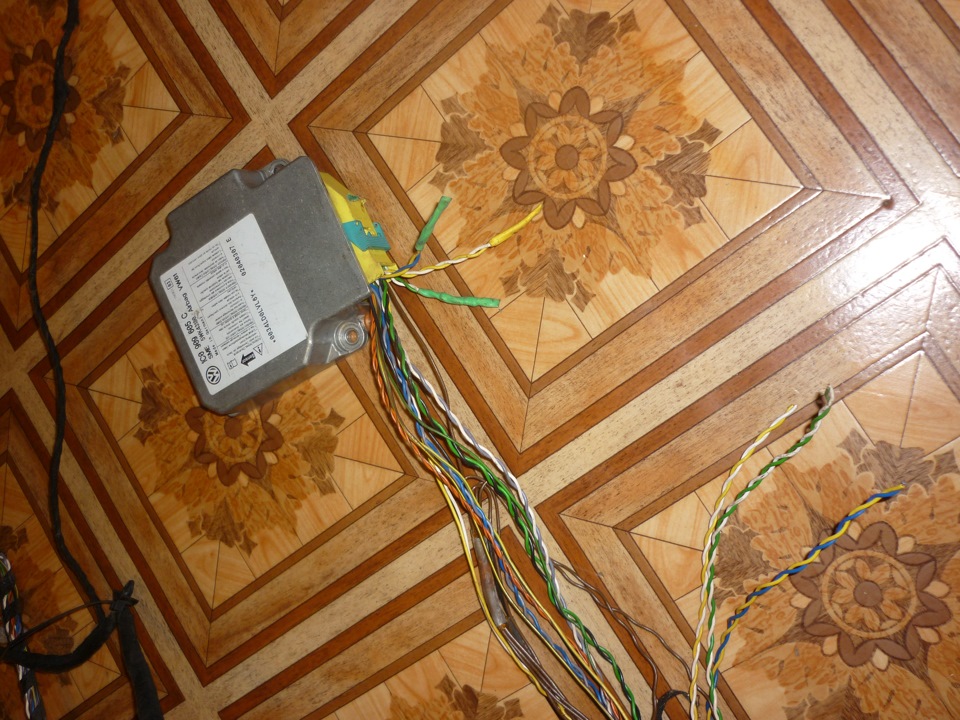 Блок с обрезанными проводами — Volkswagen Passat Variant (B5)