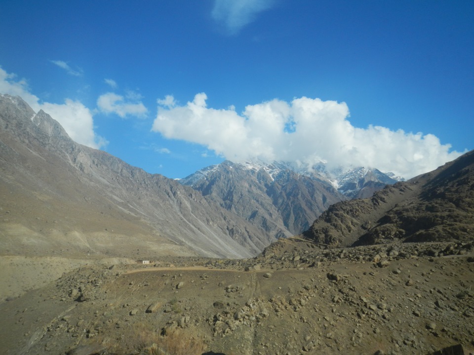 Курган тюбе район таджикистан. Курган Тюбе гора. Река в Курган Тюбе. Памир вид из Курган Тюбе. Перевал Курган Тюбе.