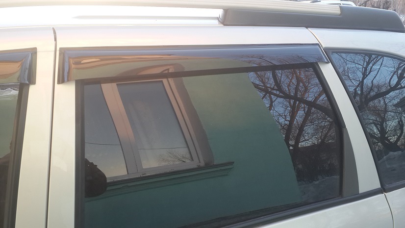 Установил ветровики, подлокотник, ручки КПП и стояночного тормоза ...