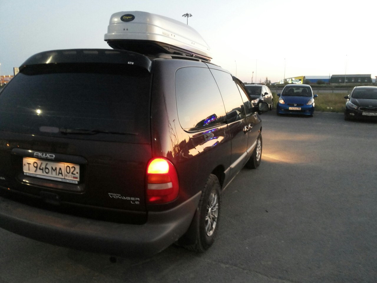 Voyager aut. Крайслер Гранд Вояджер 1998. Крайслер Гранд Вояджер 3,8. Chrysler Voyager 1998 кемпинг. Путешествие на Крайслер Гранд Вояджер.