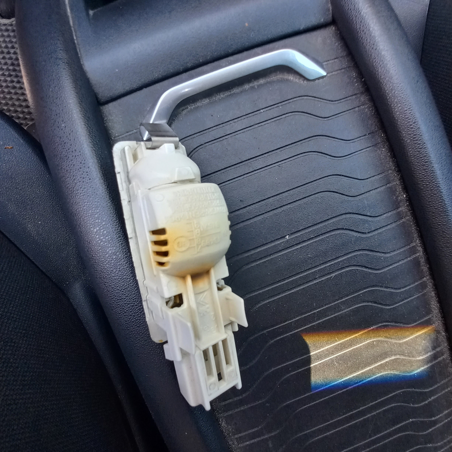 Замена лампы в перчаточном ящике — Citroen Grand C4 Picasso (2G), 1,6 л ...