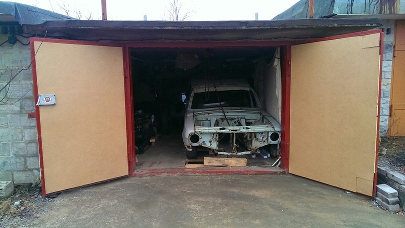 Гараж трещины. Проем гаража. Утеплить ворота гаража. Обшить ворота в гараже. Утепление гаражных ворот.
