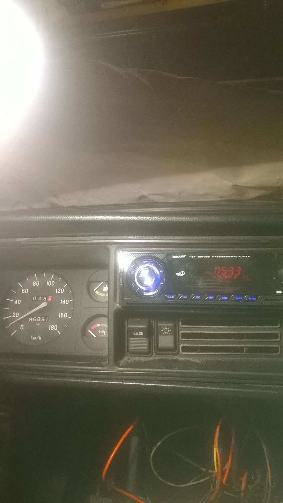 перенес магнитолу и кнопку габарит/свет — Lada 2107, 1,5 л, 1983 года ...