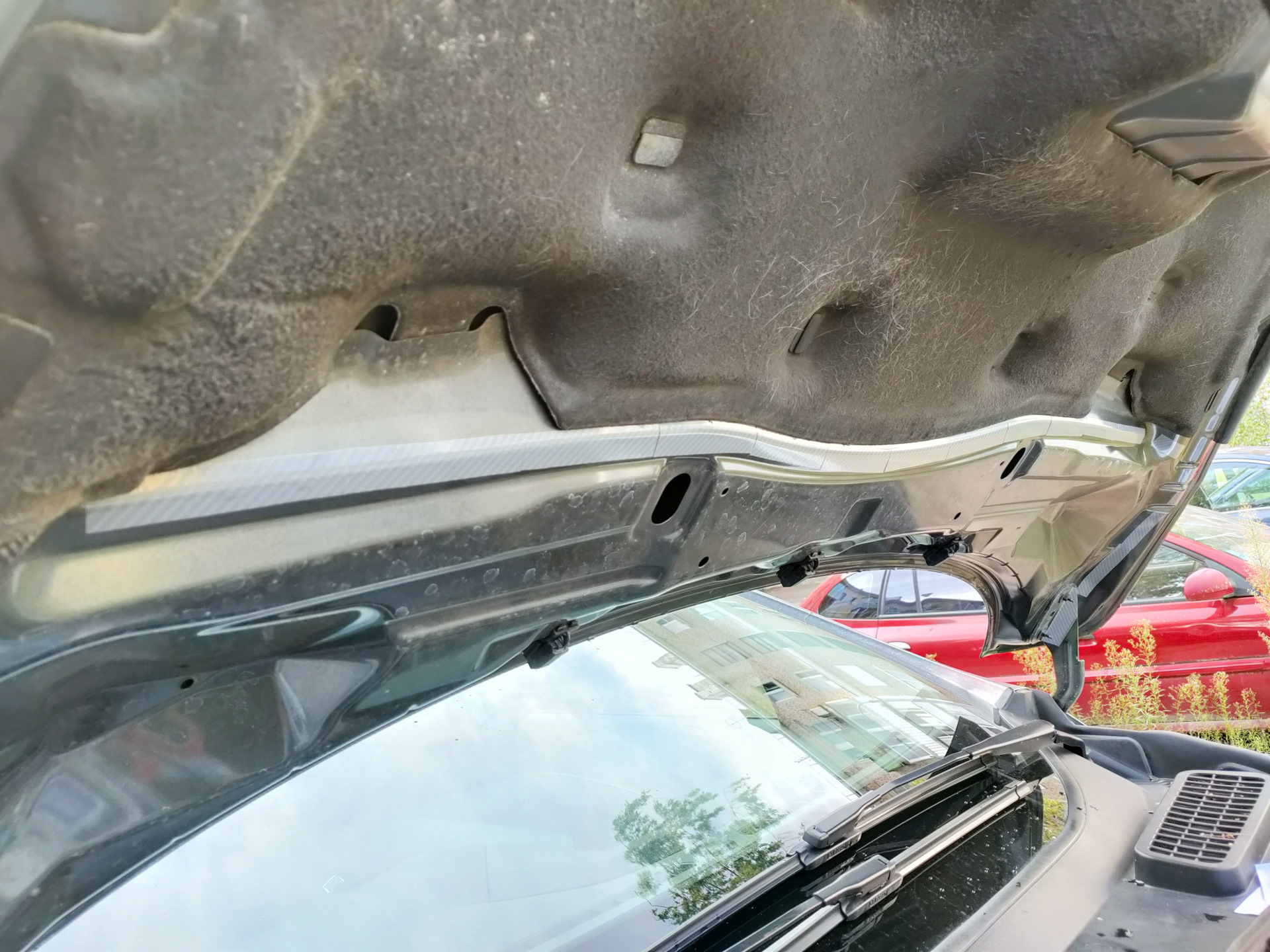 Защита капота от убийственных уплотнителей. — Ford Kuga (2G), 1,5 л ...