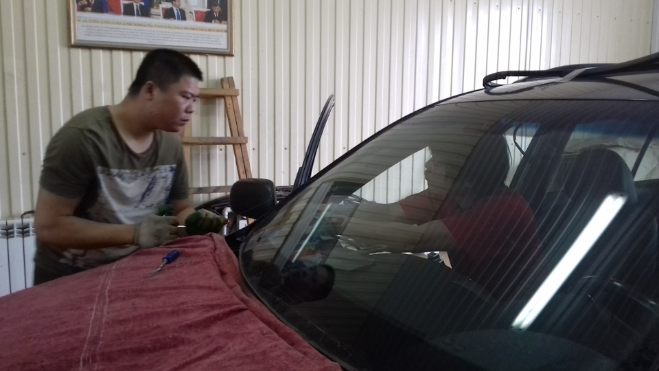 Переклейка лобового стекла — Toyota RAV4 (III), 2,4 л, 2007 года ...