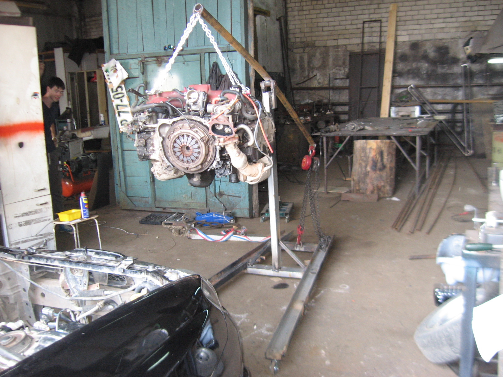 Приспособы для вынимания двигателей с машин. Как приподнять двигатель. Самодельный кран для снятия двигателя. Поднять двигатель. Чем поднять двигатель в гараже.