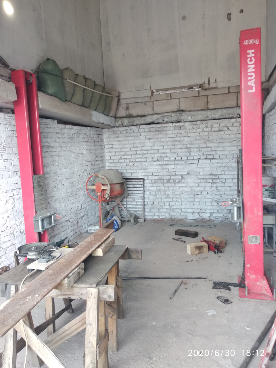 Легкость обслуживания транспорта с помощью подъемника внутри гаража