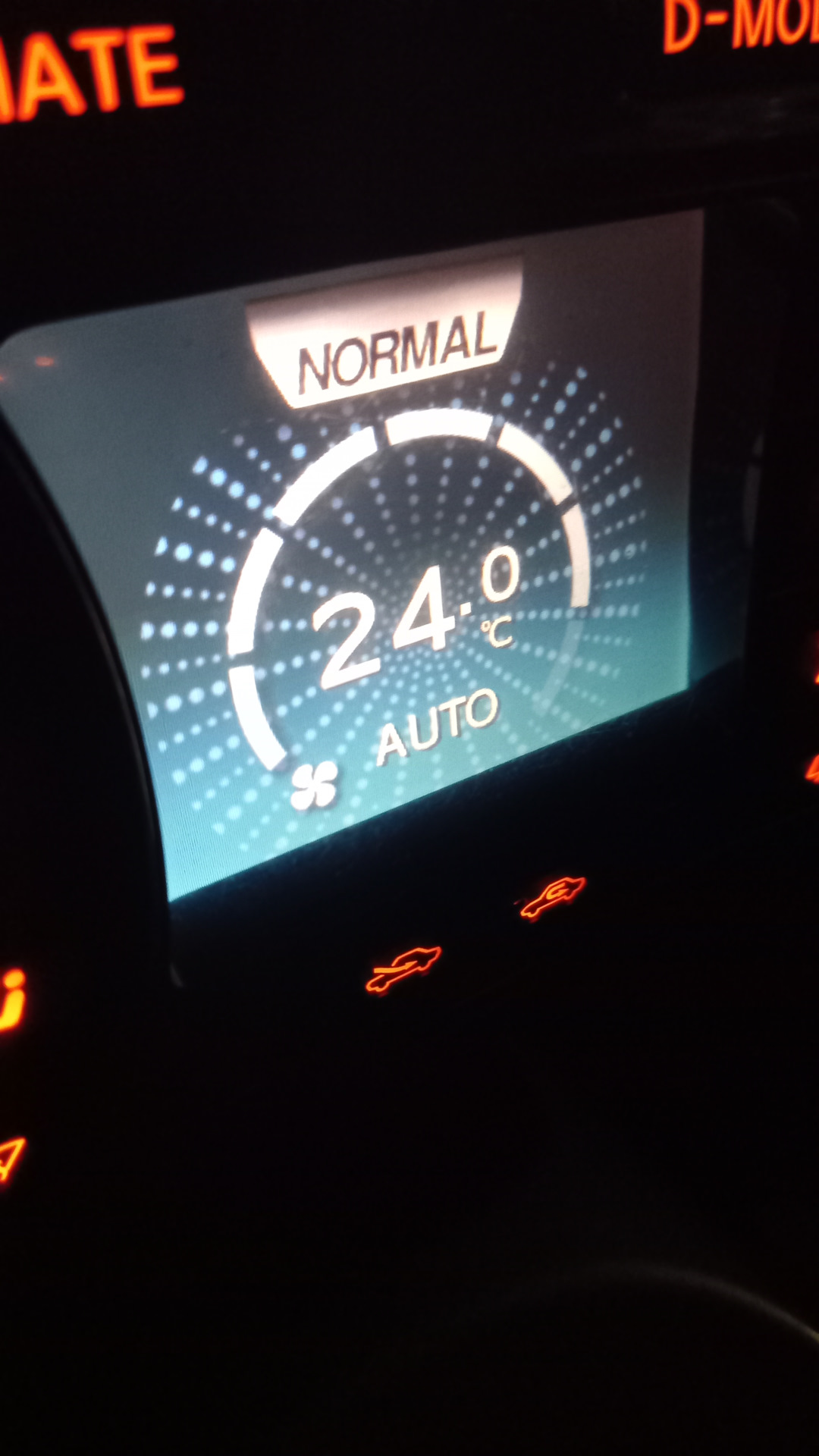 Наблюдение за климатомпечкой. — Nissan Juke (1G), 1,6 л, 2012 года