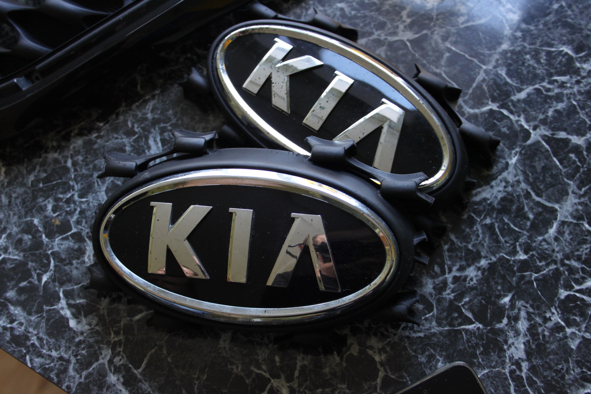 Без шильдика. Kia k2 шильдик. Шильдик Киа СИД 2011 2.0. Шильдик Киа к2. Шильдик Kia Sportage 3 86300d9700.