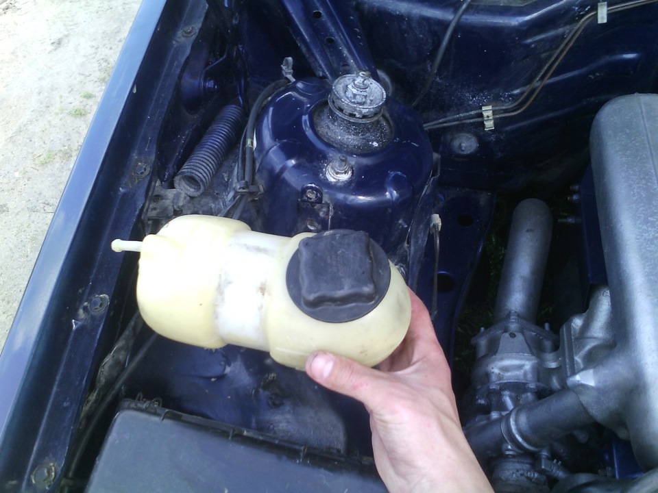 Замена расширительного бачка охлаждающей жидкости. — Volvo 740, 2,4 л ...