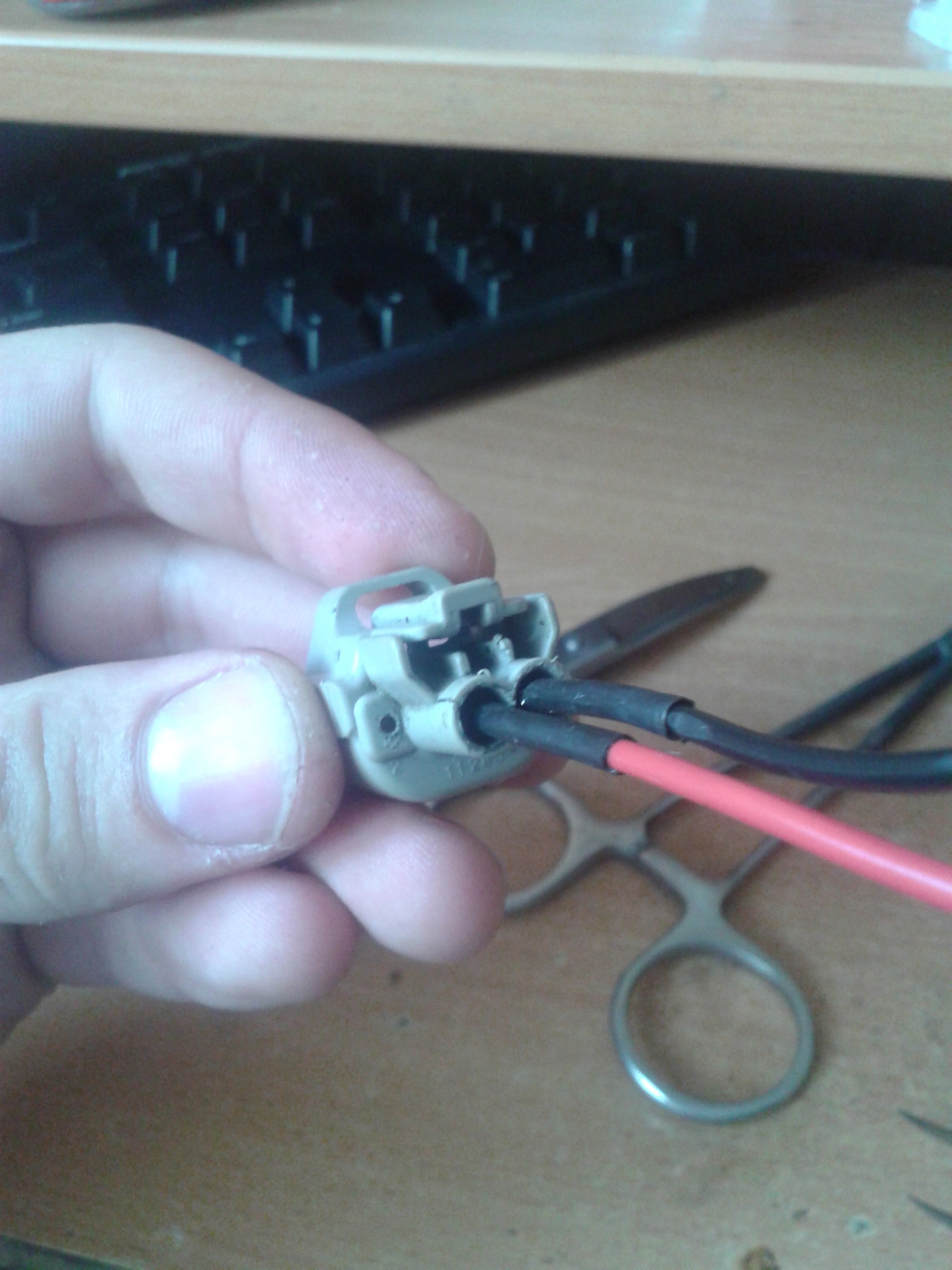 Фишка датчика коленвала w204. Сломался разъем мотора страйкбол. Фишка датчика трамблера т4 бензин. Фишка 1 контактная надачик дд20е. Фишка абс тойота.