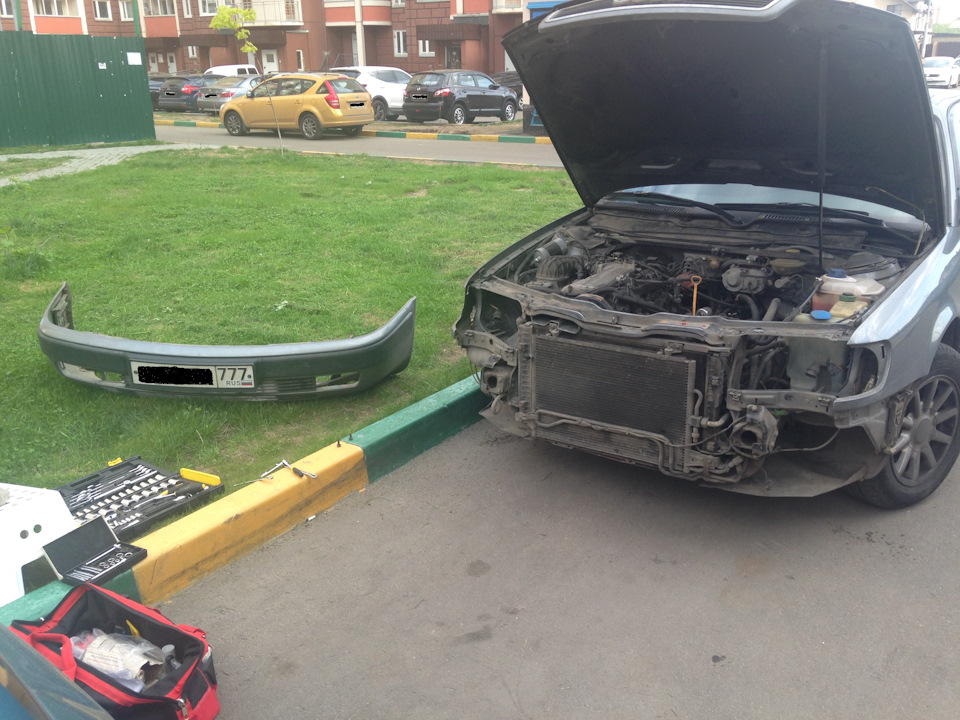 Сам за 2,5 часа всё сделал. Только в конце сосед помог бампер на место воткнуть. — Audi 100 (C4)