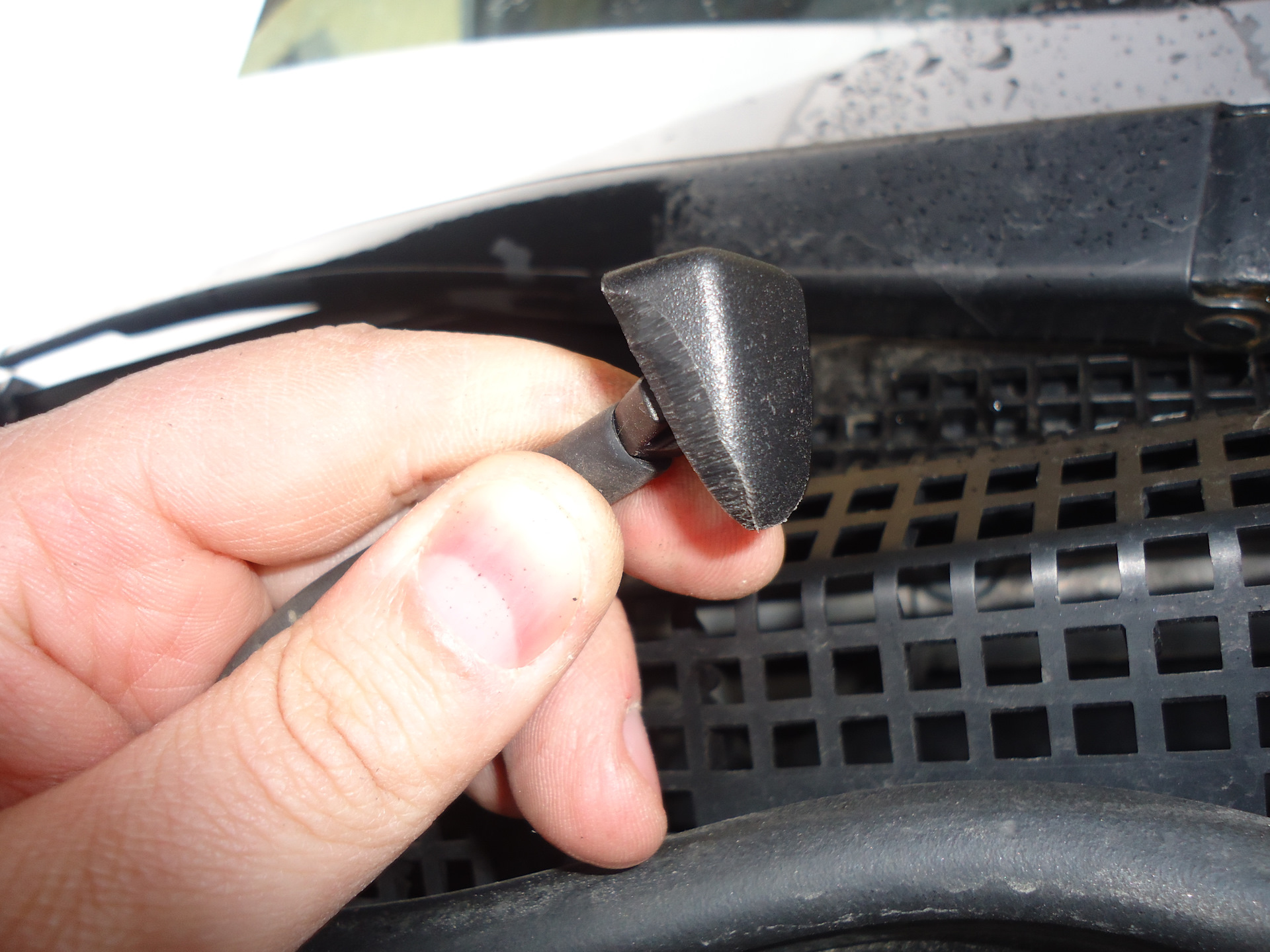 Форсунка для омывания лобового стекла opel. Опрыскиватель лобового стекла. Как прочистить омыватели. Форсунка шкода омывателя забилась. Мерседес бенц с180 2006 год выпуска форсунки омывателя лобового стекла.