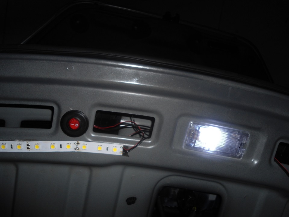 Доработка подсветки. Подсветка через кнопку. Солярис открытие багажника через подсветку номера. Как сделать освещение багажника через кнопку.
