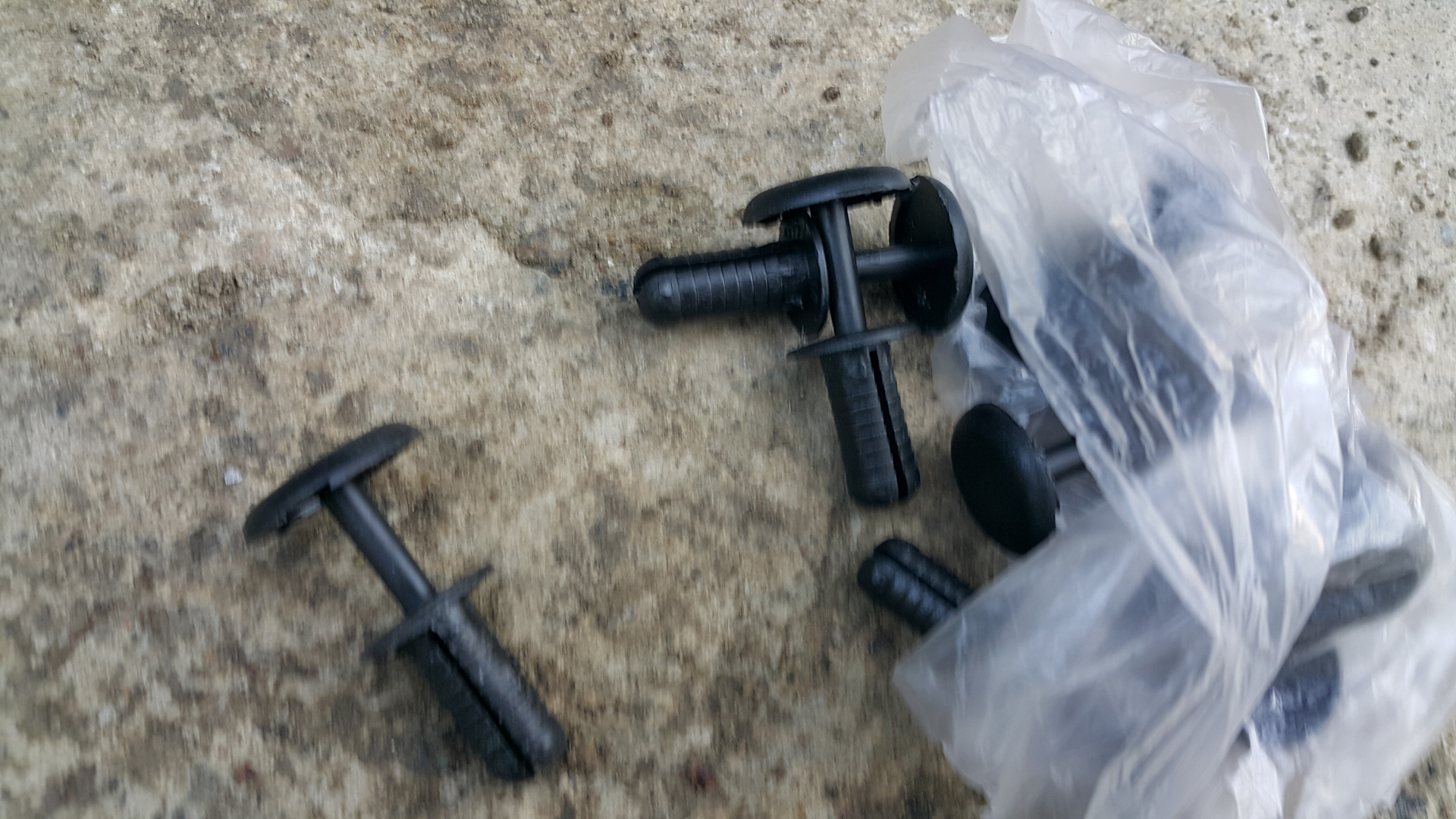 Клипса крепежная подкрылка форд 1462015. Клипса локера форд фокус 2. Форд фокус крепления подкрылка. Винт крепление локера форд фокус 3. Форд фокус крепления подкрылка.