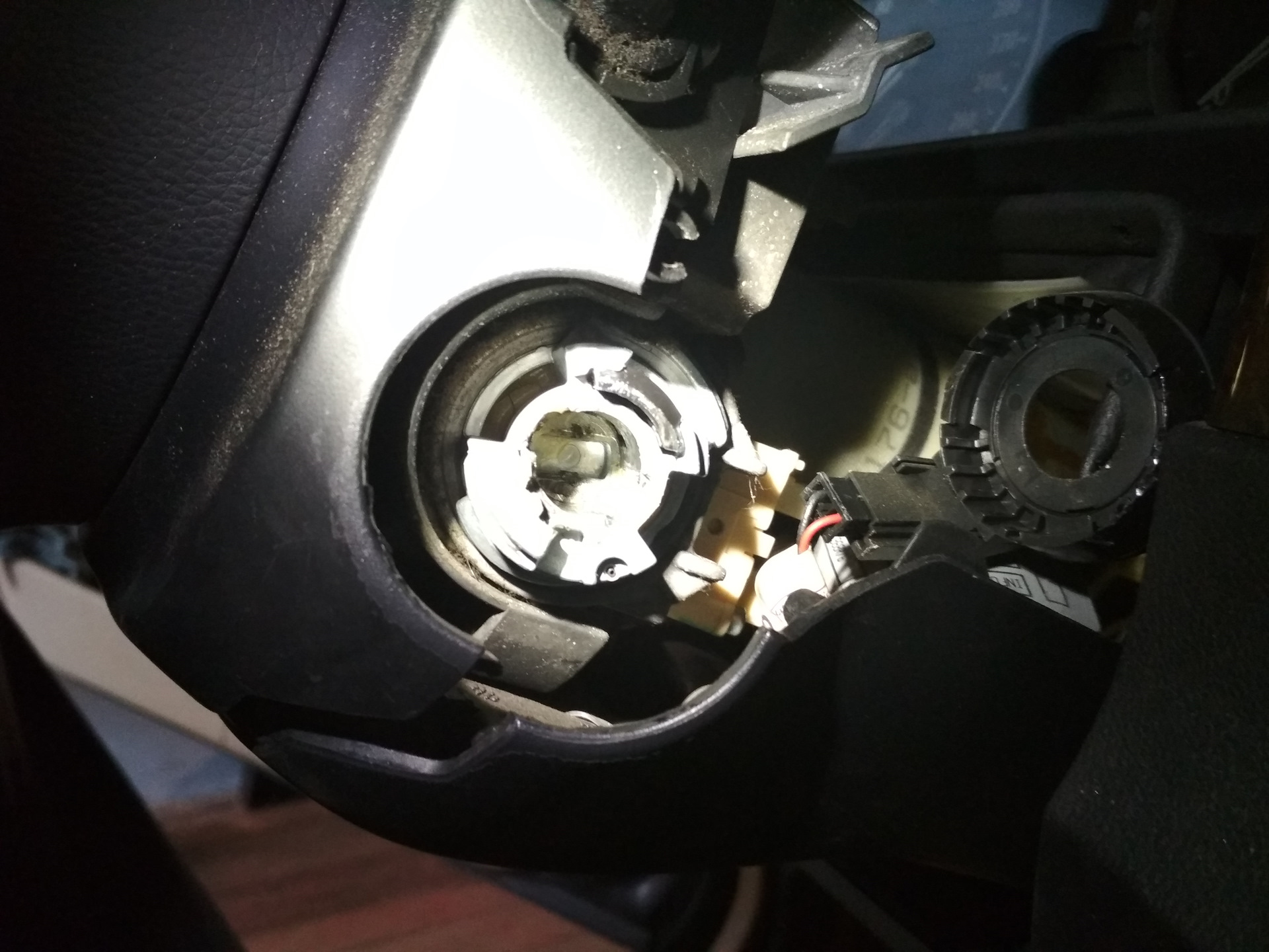 Клинит ключ в замке зажигания — BMW 5 series (E60), 3 л, 2004 года ...