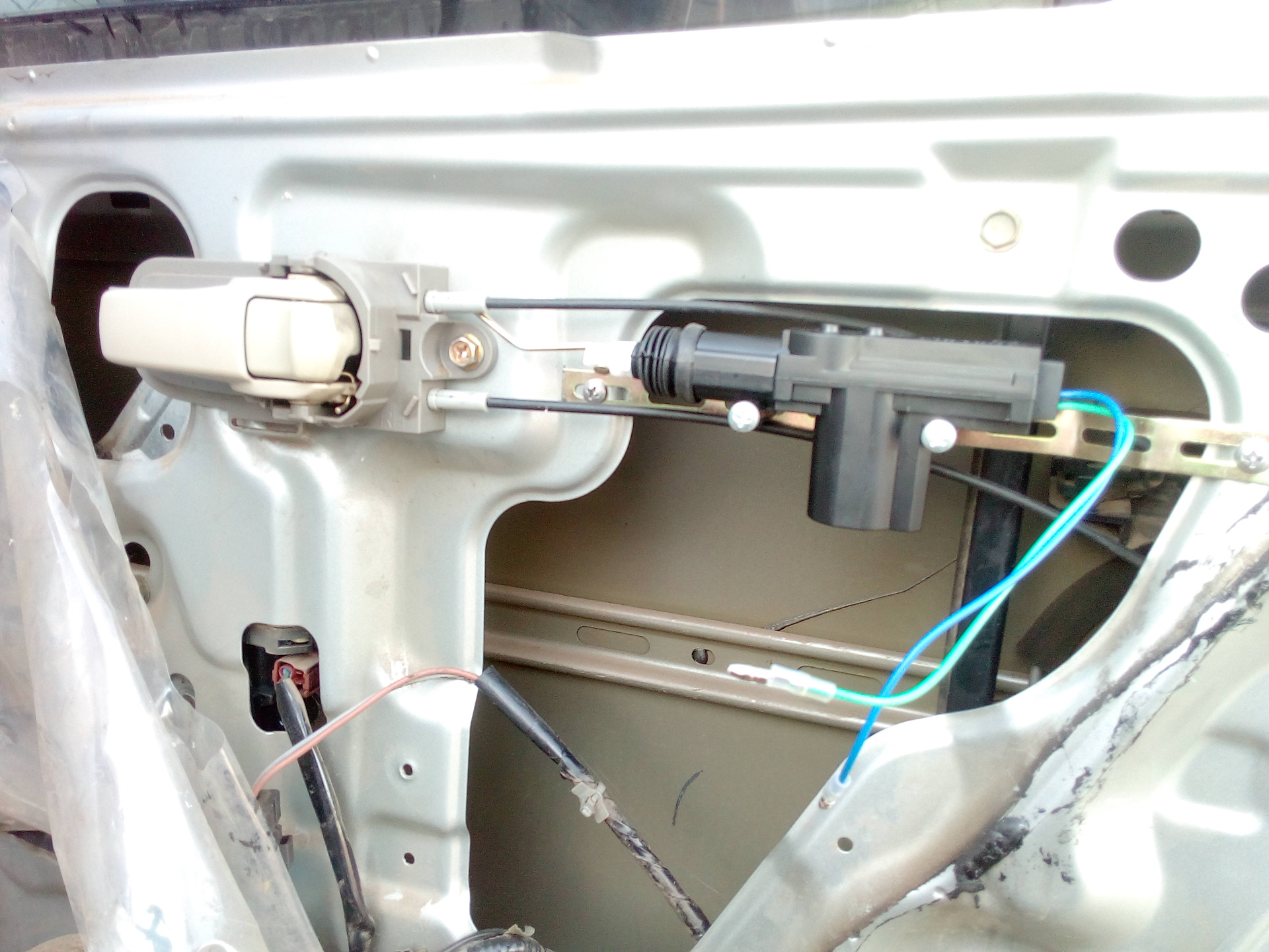 установка электропривода двери. центральный замок рав 4 2. электропривод багажника dodge ram. электропривод багажника калина 2 универсал. установка электропривода двери.