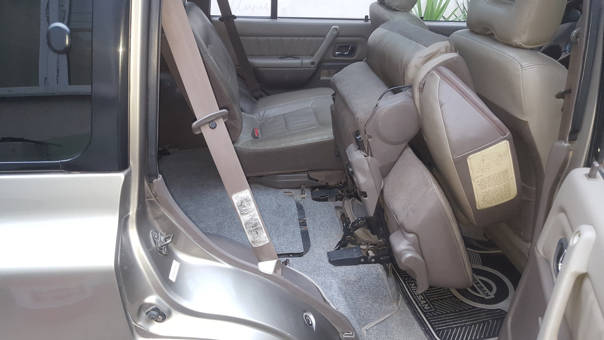 Toyota tundra rear seats box 2014 interior. Уаз патриот ящик под задним сиденьем. На заднем сиденье opel corsa. Ford focus 2 comfort задние сидения. Заднее сиденье форд фокус 3.