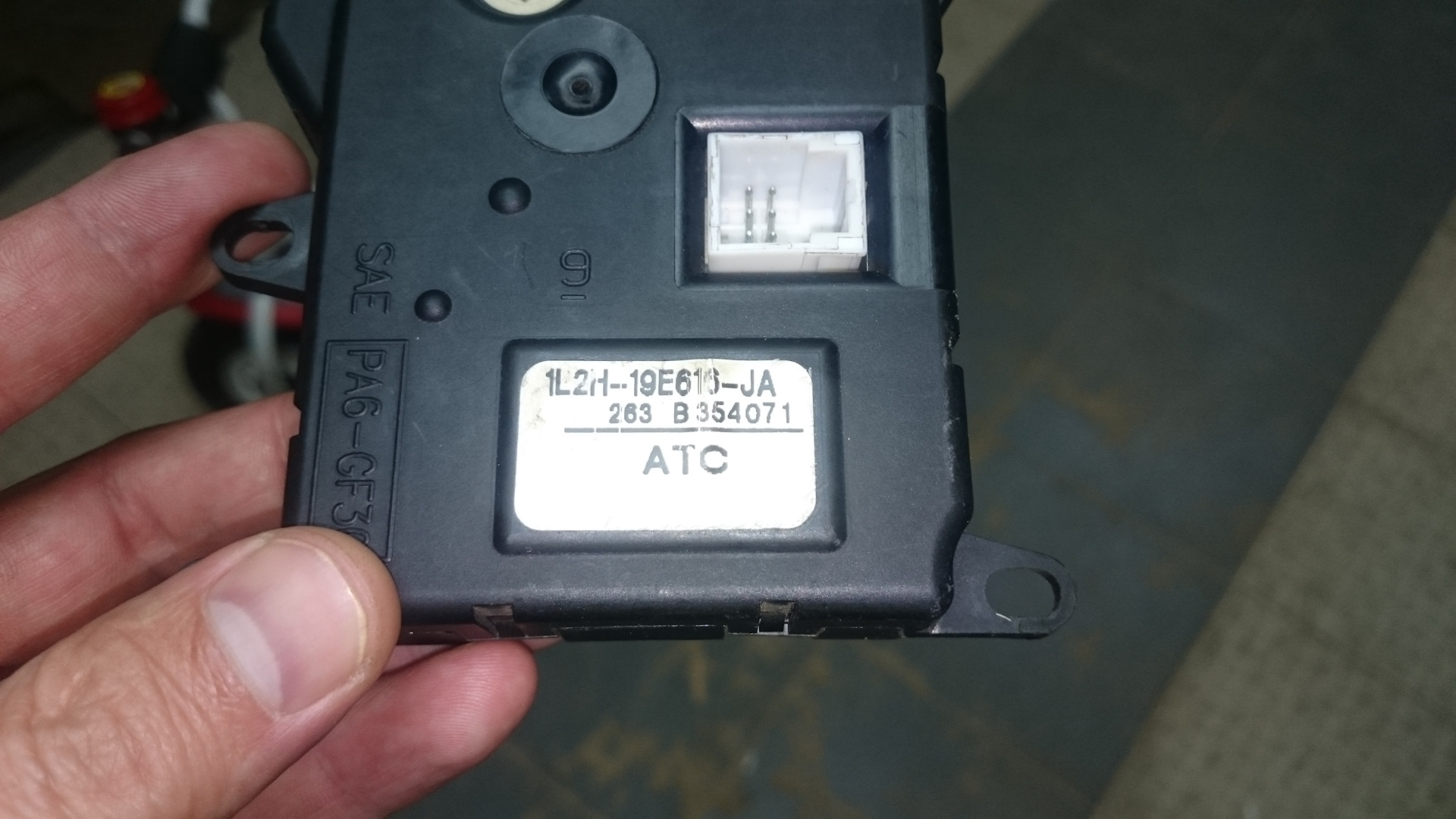 актуатор климат контроля. привод заслонки kia sportage 2. актуатор климат контроля. кия сид 1 актуатор печки. актуатор заслонок климат-контроля хендай ix35.