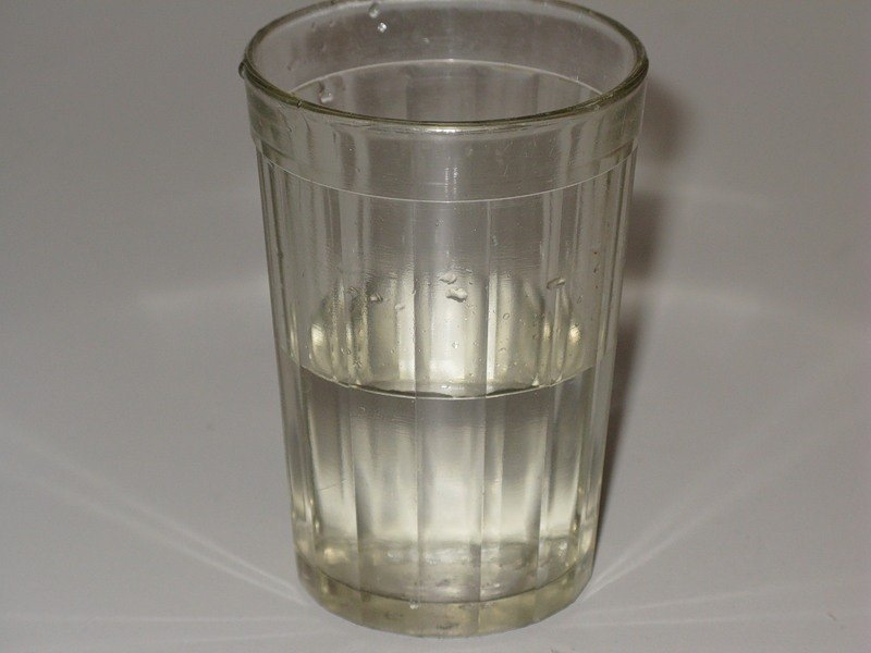 Налей полстакана воды. 100 Граммовый граненый стакан. Граненый стакан с водой. 100 Грамм в стакане.