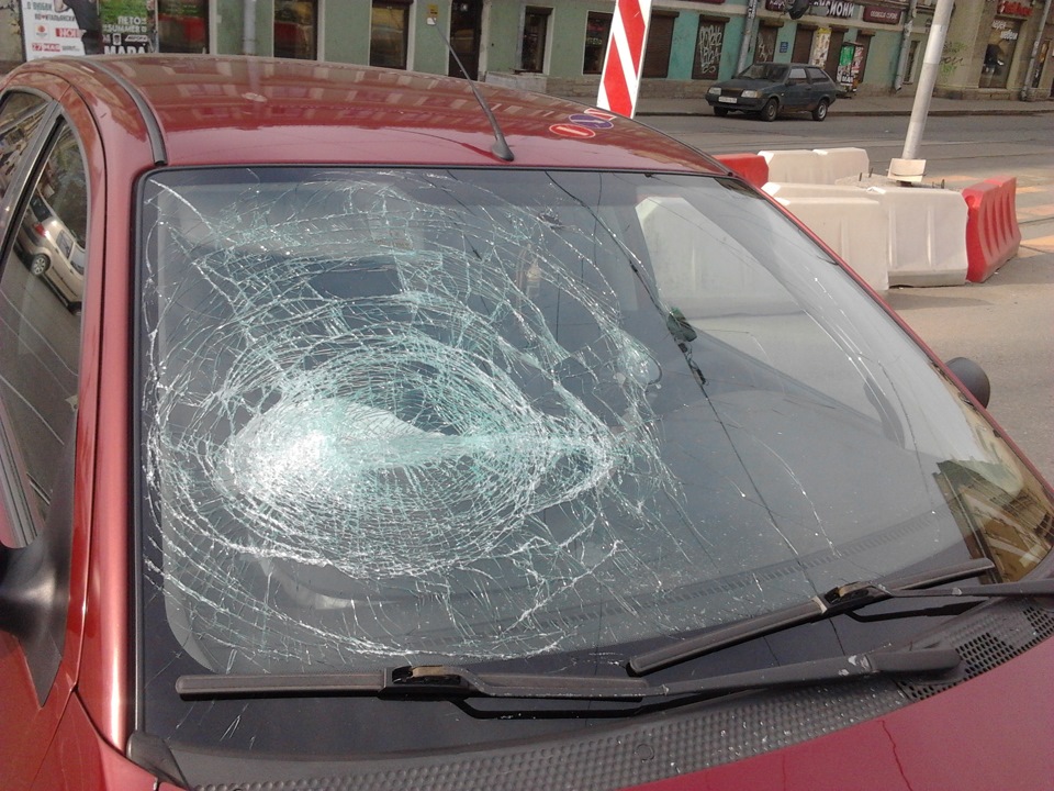 Разбитое лобовое стекло машины. Разбитое лобовое стекло. Разбититое лобовое стекло. Разбитое автомобильное стекло. Повреждение стекла автомобиля.