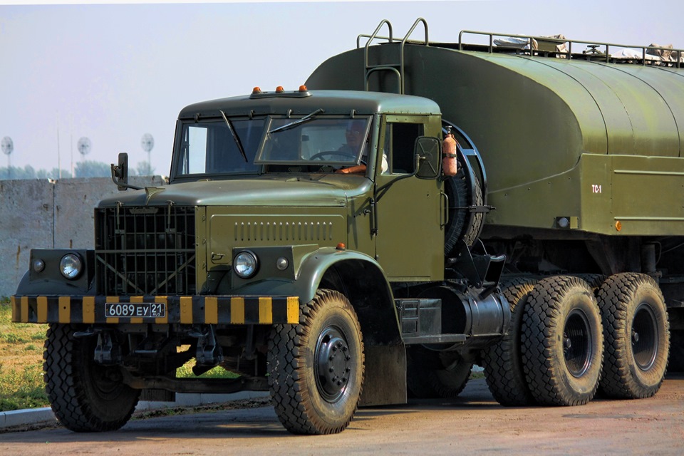 краз 255 тягач пожарный. щебнеразбрасыватель белаз 7547. торт белаз. топливозаправщик краз 258 тз. автомобили-топливозаправщики и маслозаправщики.