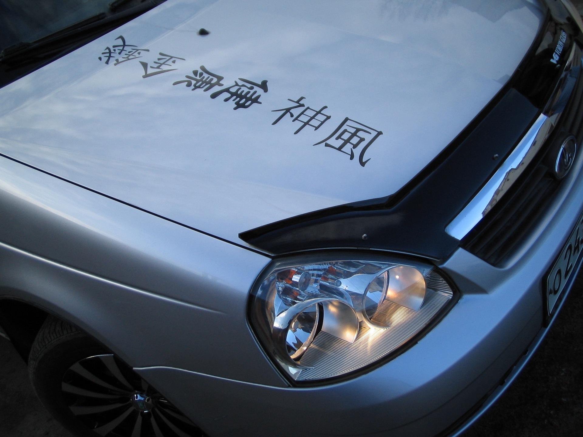 Иероглифы на машине. Иероглифы на машину. Китайские наклейки на авто. Японские символы на авто. Японские надписи на капот автомобиля.