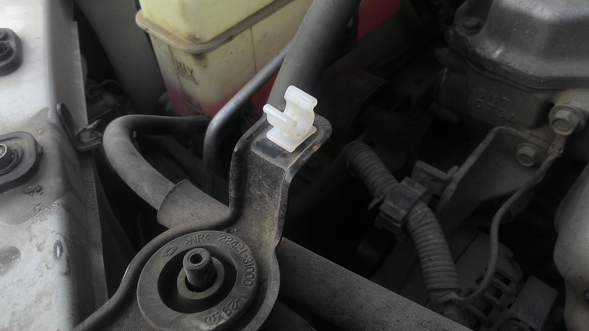 Клипса крепления упора капота — Nissan Almera Classic (B10), 1,6 л ...