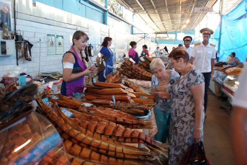 Новый рынок рыбный в москве где находится. Селенские Исады Астрахань. Рынок «Селенские Исады». Астраханский рыбный рынок Селенские Исады. Базар в Астрахани большие Исады.