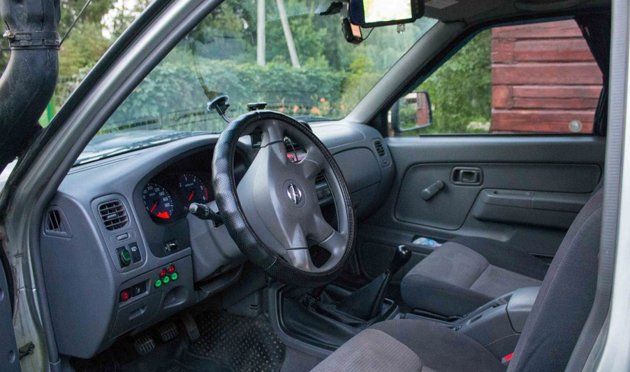 Купить б/у Nissan NP300 2008-2015 2.5d MT (133 л.с.) 4WD дизель механика в Москв