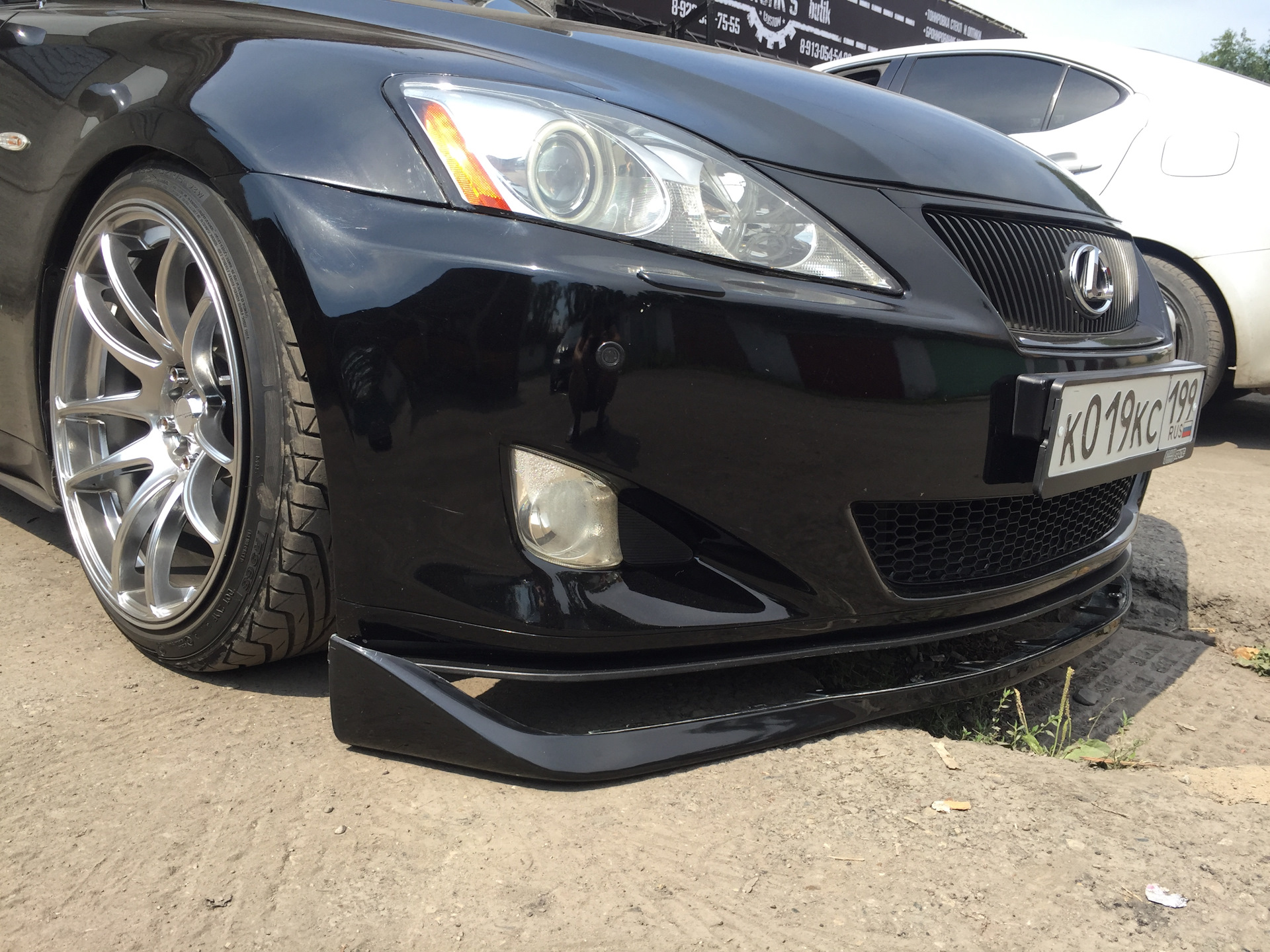 Установка губы на передний бампер. Гибкая губа на бампер. Губа универсальная. Передняя губа лансер 10. Установка губы на передний бампер.