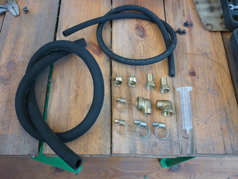 Масло-бензо стойкие шланги, сан. тех. уголки 1/2, хомуты и переходники к шлангам покупались на рынке. — Toyota Corolla (120)