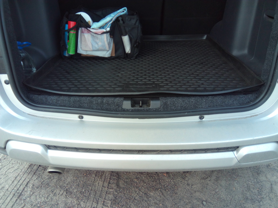 В. Задний багажник рено дастер. Полка багажника renault duster 2011. Renault duster багажник. Задний багажник рено дастер.
