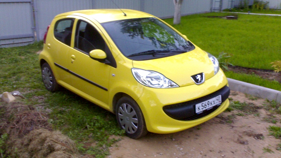 Пежо 107 2008. Пежо 107 желтый. Машина Peugeot 107. Peugeot 107 желтого цвета. Пежо 107 желтый салон.