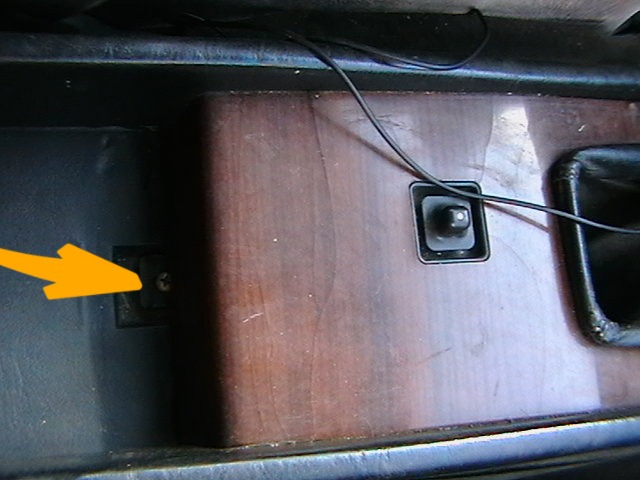 вывинчиваем шуруп номер два в другом конце бокса — Mercedes-Benz E-Class (W124)