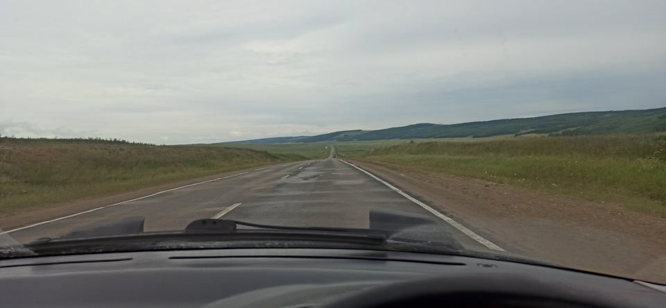 В начале пути был лес, но далее пошли поля, степи. Леса нету, очень было непривычно ехать, когда дорогу видно на десятки километров вперёд. Как человек, который прожил большую часть жизни в тайге, в городе Усть-Илимске, мне это непривычно — Mazda 323 IV