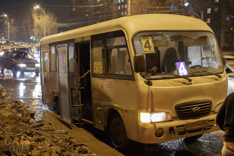 Водитель микра автобуса. Индийская микро маршрутка.