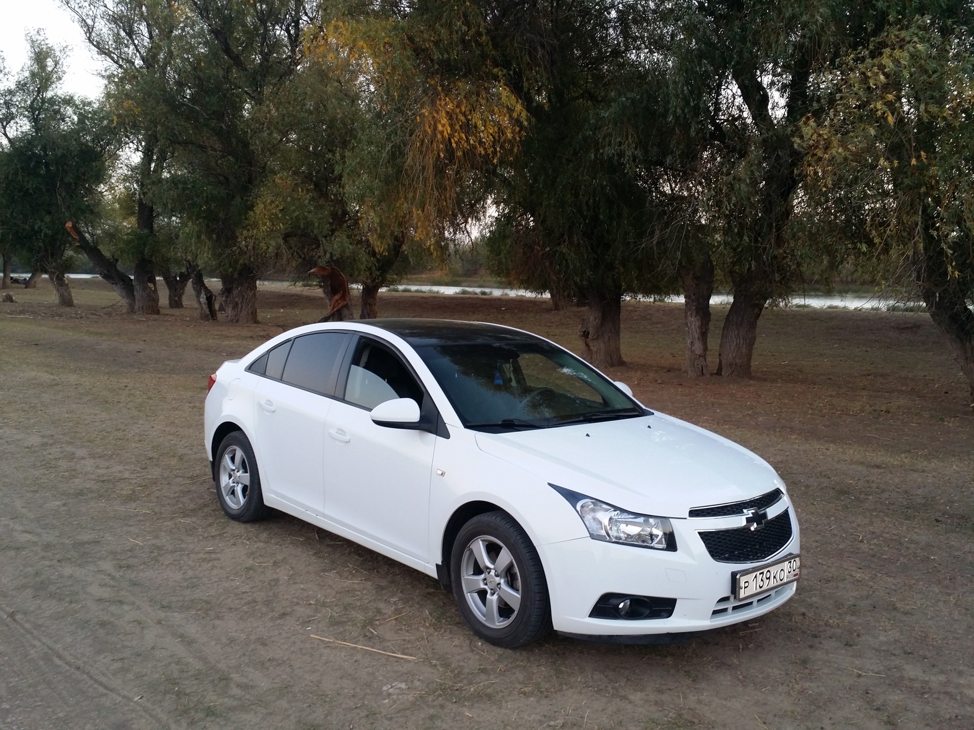 Chevrolet Cruze красный с черной крышей