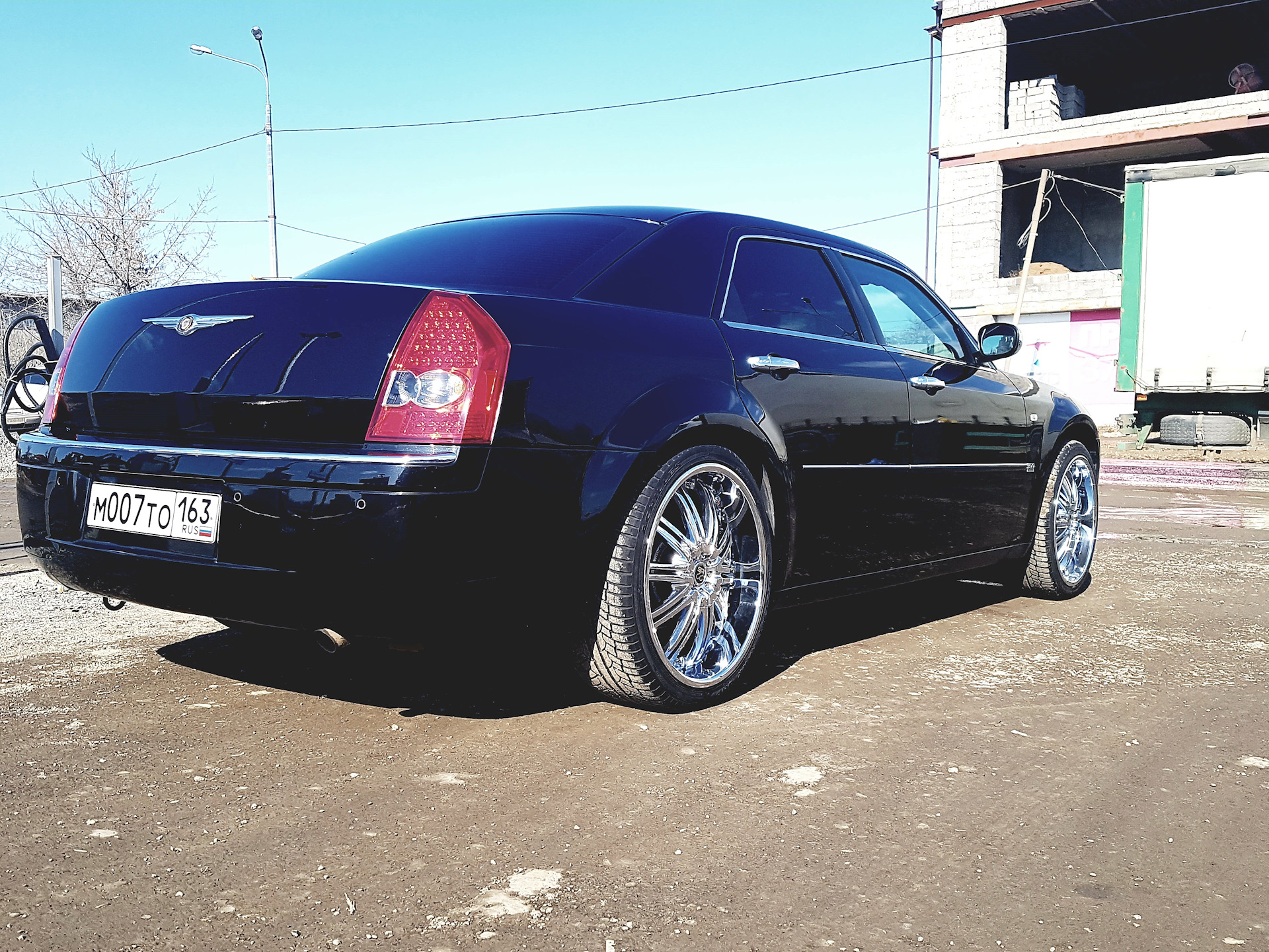 22 300. Chrysler 300c r22. Chrysler 300c диски r22. Диски Крайслер 300с r22. Chrysler 300c on r22.