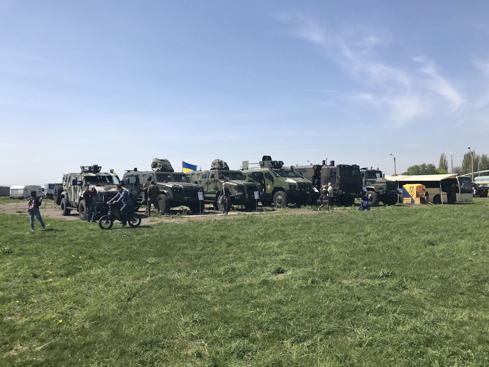 …ретро-военщина и современный армейский транспорт ВСУ… — Pontiac Firebird (4G)