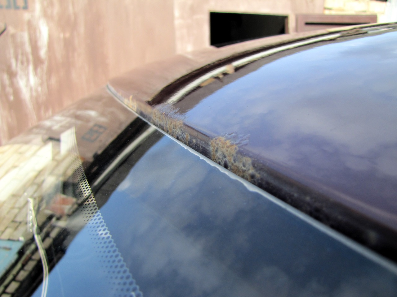Ржавчина на крыше. ВАЗ 2110 ржавчина под лобовым стеклом. Стекло на Соренто 2014 над лобовым на крыше.