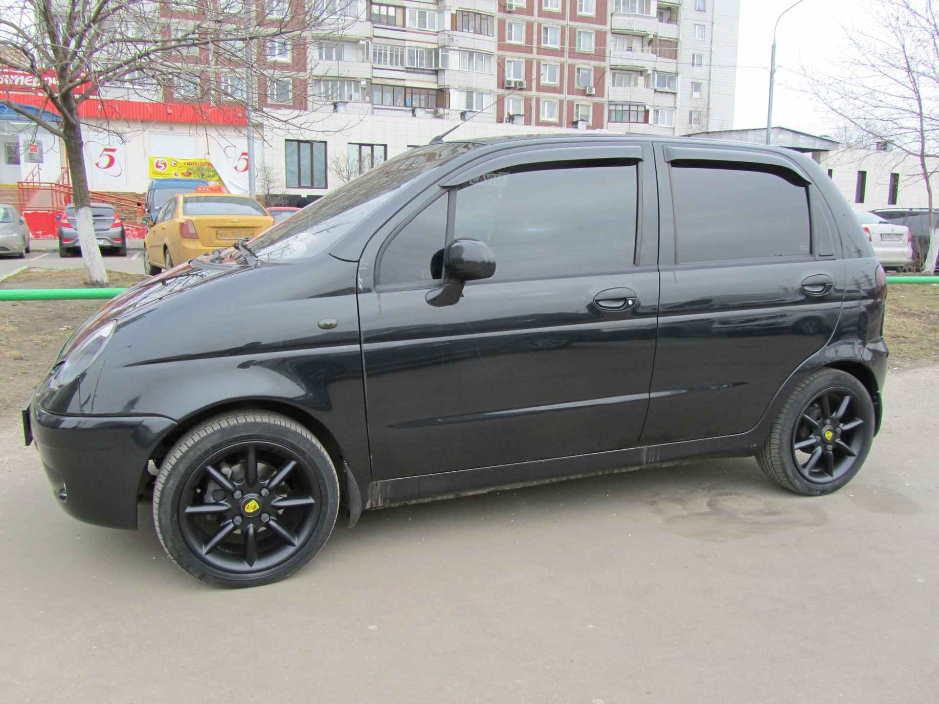 Matiz шины. Daewoo Matiz на 16 колесах. Daewoo Matiz на 15 колесах. Дэу Матиз р15. Daewoo Matiz 15 литье.